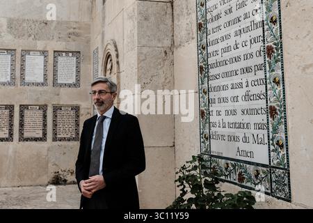 29 novembre 2018 - Jérusalem, Israël - le Consul général de France à Jérusalem, PIERRE COCHARD, visite l'église du Pater Noster dans le cadre d'une visite des biens français à Jérusalem. L'église du Pater Noster est une église catholique romaine située sur le Mont des oliviers à Jérusalem. Il fait partie d'un monastère carmélite, également connu sous le nom de Sanctuaire de l'Eleona, domaine de l'Eleona. L'église du Pater Noster se trouve juste à côté des ruines de l'église byzantine d'Eleona du IVe siècle. Les ruines de l'Eleona ont été redécouvertes au XXe siècle. La grotte est l'endroit auquel on croit Banque D'Images