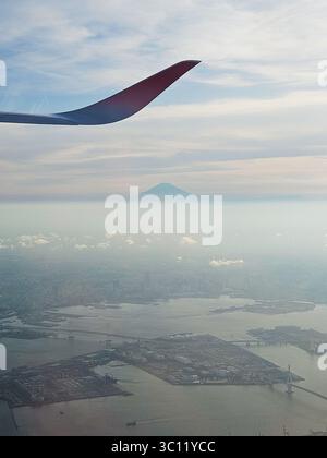 Pont de la baie de Yokohama et Mont Fuji depuis le Japon fenêtre d'avion à Sunrise, Japon Banque D'Images