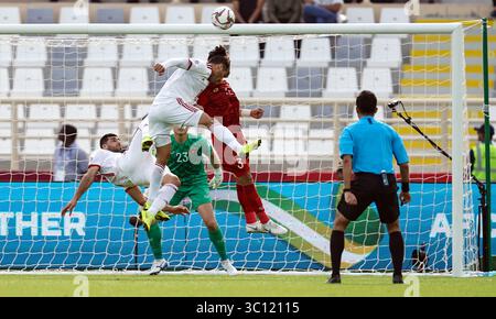 12 janvier 2019 : Vahid Amiri d'Iran et Saman Ghoddos d'Iran essaient tous deux de marquer lors du Vietnam contre Iran au stade Al-Nahyan à Abu Dhabi, Emirats Arabes Unis, Coupe d'Asie de l'AFC, championnat d'Asie de football. Ulrik Pedersen/CSM.(image de crédit : &copy ; Ulrik Pedersen/CSM via ZUMA Wire) Banque D'Images