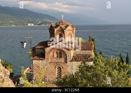 L'église Saint Jean le théologien surplombant le lac Ohrid en Macédoine du Nord Banque D'Images