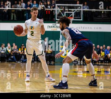 Jan 12 2019 San Francisco, CA États-Unis le garde de San Francisco Frankie Ferrari (2)définit le match de basket-ball masculin de la NCAA entre Gonzaga Bulldogs et les dons de San Francisco 83-96 perdus au War Memorial Gymnasium San Francisco Calif. Thurman James / CSM(image de crédit : &copy ; Thurman James/CSM via ZUMA Wire) Banque D'Images