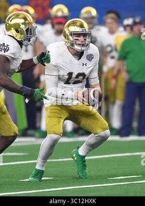 29 décembre 2018 Arlington, TX...notre Dame quarterback, Ian Book (12), en action au Cotton Bowl de football de la NCAA entre les Clemson Tigers et les notre Dame Fighting Irish au AT&T Stadium d'Arlington, TX. (Absolute Complete Photographer & Company Credit : Joe Calomeni / MarinMedia.org / Cal Sport Media)(image de crédit : &copy ; Joe Calomeni / Marinmedia.Org //CSM via ZUMA Wire) Banque D'Images
