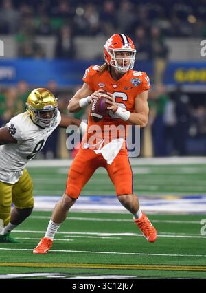 29 décembre 2018 Arlington, TX...Clemson quarterback, Trevor Lawrence (16 ans), en action au Cotton Bowl de football de la NCAA entre les Clemson Tigers et les notre Dame Fighting Irish au AT&T Stadium d'Arlington, TX. (Absolute Complete Photographer & Company Credit : Joe Calomeni / MarinMedia.org / Cal Sport Media)(image de crédit : &copy ; Joe Calomeni / Marinmedia.Org //CSM via ZUMA Wire) Banque D'Images