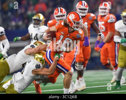 29 décembre 2018 Arlington, TX...Clemson quarterback, Trevor Lawrence (16 ans), en action au Cotton Bowl de football de la NCAA entre les Clemson Tigers et les notre Dame Fighting Irish au AT&T Stadium d'Arlington, TX. (Absolute Complete Photographer & Company Credit : Joe Calomeni / MarinMedia.org / Cal Sport Media)(image de crédit : &copy ; Joe Calomeni / Marinmedia.Org //CSM via ZUMA Wire) Banque D'Images