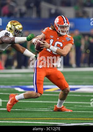 29 décembre 2018 Arlington, TX...Clemson quarterback, Trevor Lawrence (16 ans), en action au Cotton Bowl de football de la NCAA entre les Clemson Tigers et les notre Dame Fighting Irish au AT&T Stadium d'Arlington, TX. (Absolute Complete Photographer & Company Credit : Joe Calomeni / MarinMedia.org / Cal Sport Media)(image de crédit : &copy ; Joe Calomeni / Marinmedia.Org //CSM via ZUMA Wire) Banque D'Images