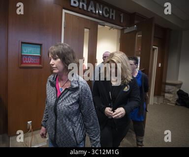 14 janvier 2019 - Barron, WI, États-Unis - Sue Allard, tante de Jayme Closs, quitte la salle d'audience où Jake T. Patterson, 21 ans, a été officiellement accusé de 2 chefs d'accusation de meurtre au premier degré et d'enlèvement de Jayme Closs, 13 ans, au tribunal du comté de Barron le lundi 14 janvier 2019 à Barron, Wisconsin (crédit image : © Jerry Holt/Minneapolis Star Tribune/TUMA Wire) Banque D'Images