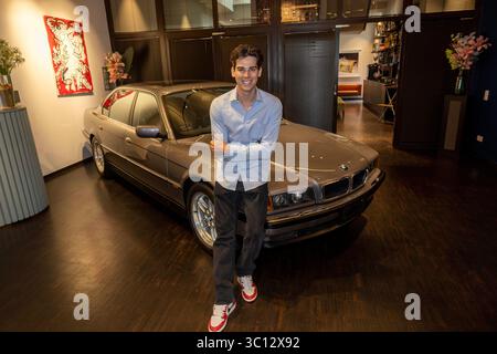 Original BMW 750 il aus James Bond Tomorrow Never Dies , Der Morgen agitbt nie / Künstler Paris Brosnan, Sohn von Pierce Brosnan, BEI seiner Ausstellung vernissage im Drivers & Business Club in der Motorworld à München / Datum : 15.07.2025 / *** original BMW 750 il de James Bond Tomorrow Never Dies artiste Paris Brosnan, fils de Pierce Brosnan, lors de son vernissage d'exposition au Drivers Business Club à Motorworld à Munich date 15 07 2025 Banque D'Images