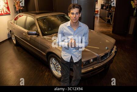 Original BMW 750 il aus James Bond Tomorrow Never Dies , Der Morgen agitbt nie / Künstler Paris Brosnan, Sohn von Pierce Brosnan, BEI seiner Ausstellung vernissage im Drivers & Business Club in der Motorworld à München / Datum : 15.07.2025 / *** original BMW 750 il de James Bond Tomorrow Never Dies artiste Paris Brosnan, fils de Pierce Brosnan, lors de son vernissage d'exposition au Drivers Business Club à Motorworld à Munich date 15 07 2025 Banque D'Images