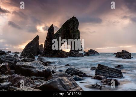 Magnifique coucher de soleil à Crohy Arch, Crohy Head, comté de Donegal, Irlande Banque D'Images
