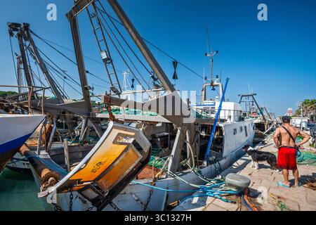 Dragues aux poutres des bateaux de pêche amarrés au quai près de l'embouchure de la rivière Pescara dans le port à Pescara, région des Abruzzes, Italie Banque D'Images