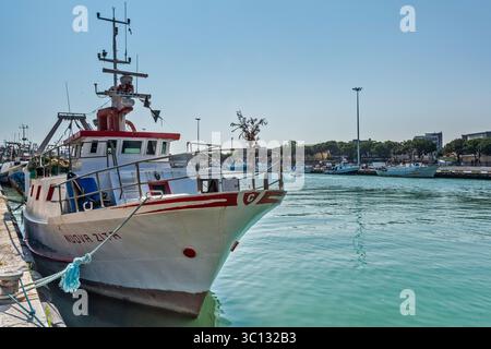 Proue du bateau de pêche amarré au quai près de l'embouchure de la rivière Pescara dans le port à Pescara, région des Abruzzes, Italie Banque D'Images