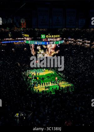 TD Garden à Boston, illuminé lors des présentations des joueurs au début du match 5 des finales NBA 2024 entre les Celtics et les Mavericks Banque D'Images