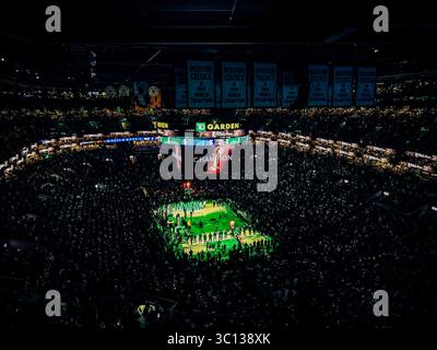 Vue du TD Garden à Boston pendant les finales de la NBA 2024 alors que l'écran du terrain affiche le mot « Champion » avant le début du match Banque D'Images
