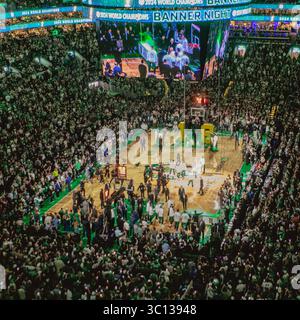 Vue générale de la cérémonie de bannière du championnat NBA 2024 pour les Celtics de Boston au TD Garden à Boston, Massachusetts, États-Unis Banque D'Images