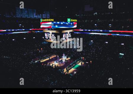 Cérémonie d'ouverture lors de la finale NBA 2022 au TD Garden, avec des équipes alignées et le drapeau américain affiché sur le tableau de bord, Boston, Massachusetts Banque D'Images