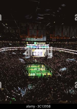 Vue de TD Garden lors de la finale NBA 2022 avec joueurs et personnel alignés avant le match, Boston, Massachusetts, États-Unis Banque D'Images