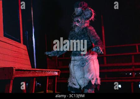 Screamboat est un film américain réalisé par Steven LaMorte et sorti en 2025. C'est une réinvention du court métrage d'animation de Walt Disney et Ub Iwerks de 1928, Steamboat Willie. L'intrigue suit un groupe de New-Yorkais terrorisés par une souris monstrueuse nommée Steamboat Willie. Il met en vedette David Howard Thornton, Allison Pittel, Amy Schumacher, Jesse Posey, Kailey Hyman, Jesse Kove et Jarlath Conroy. Banque D'Images