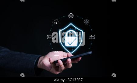 Concept de cybersécurité et protection des données personnelles sur Internet. Cadenas protégeant les données commerciales et financières pour protéger les informations personnelles Banque D'Images