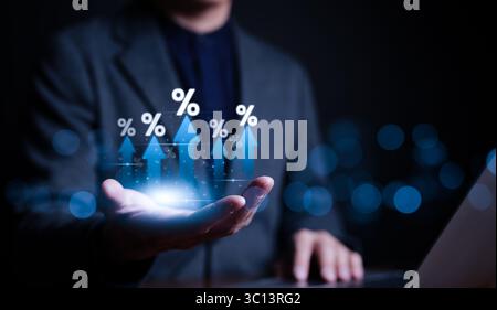 Main d'homme d'affaires avec flèche montante et icône de pourcentage. Concept de taux d'intérêt et de dividende, concept de finance d'entreprise et d'argent, croissance des investissements, Banque D'Images