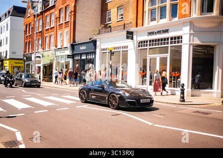 LONDRES - 10 JUILLET 2025 : The Kings Road à SW3 Chelsea. Destination haut de gamme Banque D'Images