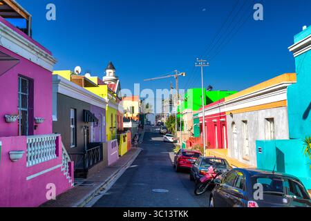 Le Cap, Afrique du Sud - 16 juillet 2025 : vue sur les maisons vibrantes de Bo-Kaap, un kaléidoscope de couleurs sous un ciel bleu clair, où l'histoire rencontre l'art. Banque D'Images
