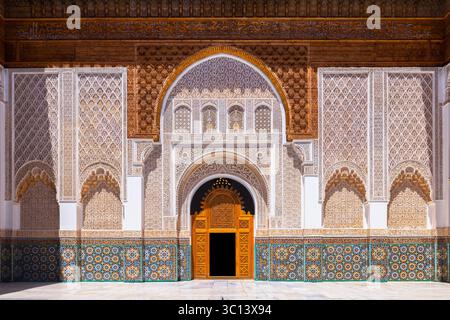 Vue d'une entrée ornée d'arcade avec des motifs géométriques détaillés et des couleurs vibrantes, créant une scène captivante, Madrasa Ben Youssef, Marrakech-sa Banque D'Images