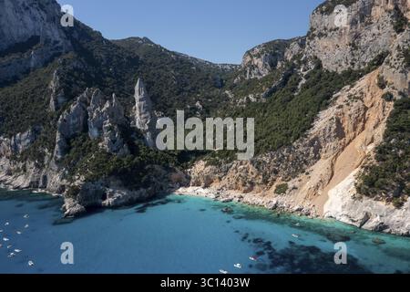 Vue aérienne des eaux turquoise rencontrer des falaises accidentées, une symphonie de l'art de la nature, où la terre embrasse la mer dans une danse intemporelle, Nuoro, Sardaigne, Italie. Banque D'Images