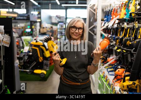 Choisir des outils et des produits dans un cadre dynamique de magasin d'amélioration de la maison Banque D'Images