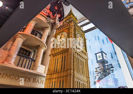 La tour Lego Big Ben grandeur nature complexe s'élève à l'intérieur du vif présentoir. Londres, Royaume-Uni, 2 juin 2024 Banque D'Images