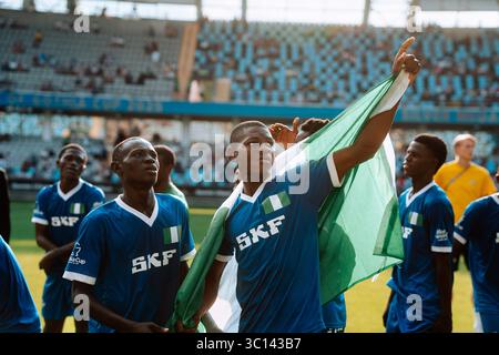 Gothenburg, Suède, 19 juillet 2025 Un joueur nigérian des Eagles tient fièrement le drapeau national tout en célébrant avec ses coéquipiers sur le terrain leur victoire finale lors de la finale de la Coupe Gothia 2025 à Gamla Ullevi à Gothenburg, en Suède. (Gabor Baumgarten / SPP) Banque D'Images