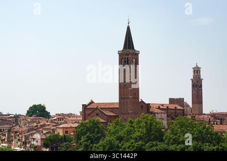 Tours médiévales et toits dans la ville historique de Vérone, Italie. Banque D'Images