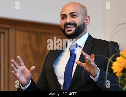 Berlin, Allemagne. 22 juillet 2025. Le travailleur social Yousef Ayoub exprime sa gratitude pour la Croix fédérale du mérite. Ayoub organise des matchs de football conjoints avec les enfants et la police dans les écoles, les jeunes et les installations sociales du quartier Soldiner Kiez de Berlin-Wedding. Crédit : Jens Kalaene/dpa/Alamy Live News Banque D'Images