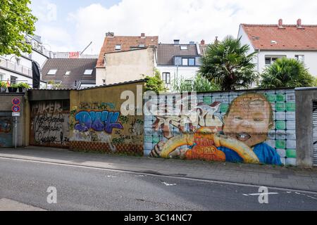Murale sur un mur sur la rue Marien dans le quartier Ehrenfeld, Cologne, Allemagne. Wandgemaelde an einer Mauer in der Marienstrasse im Stadtteil Ehrenfeld, Banque D'Images