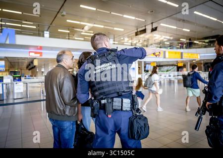 SCHIPHOL - Marechaussee schiphol garde et sécurise l'aéroport le Royal Marechaussee fait partie des forces armées néerlandaises aux côtés de l'Armée royale, de la Royal Air Force et de la Royal Navy. La police militaire royale est une gendarmerie, un service militaire qui effectue des tâches de police ANP /HOLLANDSE HOOGTE /ROBIN UTRECHT pays-bas Out - belgique Out Banque D'Images