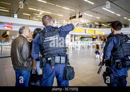 SCHIPHOL - Marechaussee schiphol garde et sécurise l'aéroport le Royal Marechaussee fait partie des forces armées néerlandaises aux côtés de l'Armée royale, de la Royal Air Force et de la Royal Navy. La police militaire royale est une gendarmerie, un service militaire qui effectue des tâches de police ANP /HOLLANDSE HOOGTE /ROBIN UTRECHT pays-bas Out - belgique Out Banque D'Images