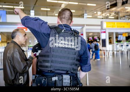 SCHIPHOL - Marechaussee schiphol garde et sécurise l'aéroport le Royal Marechaussee fait partie des forces armées néerlandaises aux côtés de l'Armée royale, de la Royal Air Force et de la Royal Navy. La police militaire royale est une gendarmerie, un service militaire qui effectue des tâches de police ANP /HOLLANDSE HOOGTE /ROBIN UTRECHT pays-bas Out - belgique Out Banque D'Images