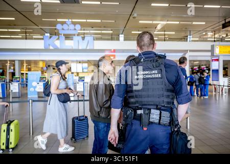 SCHIPHOL - Marechaussee schiphol garde et sécurise l'aéroport le Royal Marechaussee fait partie des forces armées néerlandaises aux côtés de l'Armée royale, de la Royal Air Force et de la Royal Navy. La police militaire royale est une gendarmerie, un service militaire qui effectue des tâches de police ANP /HOLLANDSE HOOGTE /ROBIN UTRECHT pays-bas Out - belgique Out Banque D'Images