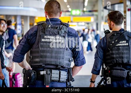 SCHIPHOL - Marechaussee schiphol garde et sécurise l'aéroport le Royal Marechaussee fait partie des forces armées néerlandaises aux côtés de l'Armée royale, de la Royal Air Force et de la Royal Navy. La police militaire royale est une gendarmerie, un service militaire qui effectue des tâches de police ANP /HOLLANDSE HOOGTE /ROBIN UTRECHT pays-bas Out - belgique Out Banque D'Images