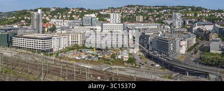 Voie ferrée à la gare centrale de Stuttgart avec les bâtiments modernes du quartier Europaviertel. Stuttgart, Bade-Wuerttemberg, Allemagne Banque D'Images