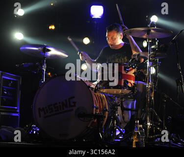 FORT LAUDERDALE FL - 8 OCTOBRE : Alex Turner, Matt Helders, Jamie Cook des Arctic Monkeys se produit à Revolution. Arctic Monkeys est un groupe de rock indépendant anglais. Formé en 2002 à High Green, une banlieue de Sheffield, le groupe est actuellement composé d'Alex Turner (chant, guitare rythmique), Jamie Cook (guitare rythmique), Nick O'Malley (basse, chœurs) et Matt Helders (batterie, percussions, chœurs). Les anciens membres comprennent Andy Nicholson (basse, chœurs) et Glyn Jones (chant, guitare rythmique). Le 8 octobre 2011 à Fort Lauderdale, Floride. ..personnes : Banque D'Images