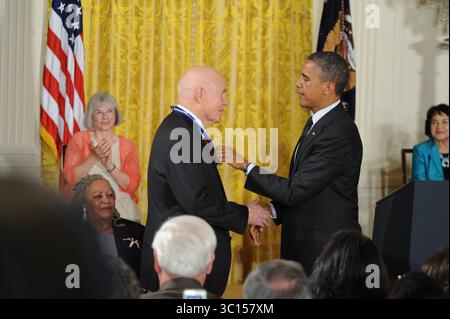 29 mai 2012 - Washington, District of Columbia, États-Unis - le président américain BARACK OBAMA remet la Médaille présidentielle de la liberté à l'astronaute et ancien sénateur américain JOHN GLENN lors d'une cérémonie prestigieuse qui est connue comme la plus haute distinction civile décernée par le président. (Crédit image : Christy Bowe/ZUMA Wire) Banque D'Images