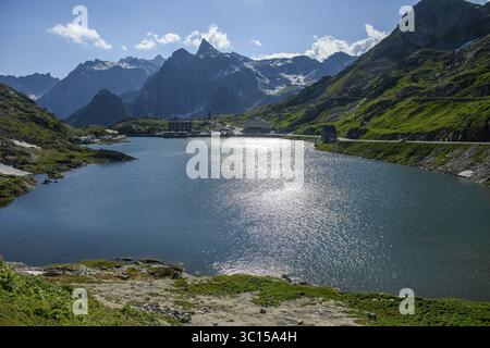 Vue depuis le sommet du col alpin de 2473 mètres de haut du Col du Grand Saint Bernard Great Saint Bernard Pass colle del Gran San Bernardo sur le côté suisse jusqu'au Lac D. Banque D'Images