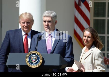 10 avril 2017 - Washington, District of Columbia, États-Unis - 10 avril 2017 - la Maison Blanche, Washington DC.. Neil Grouch est assermenté en tant que nouveau juge de la Cour suprême des États-Unis par le juge Kennedy dans la roseraie de la Maison Blanche. Gorsuch remplacera le siège du juge Antoin Scalia. (Crédit image : Christy Bowe/ZUMA Wire) Banque D'Images