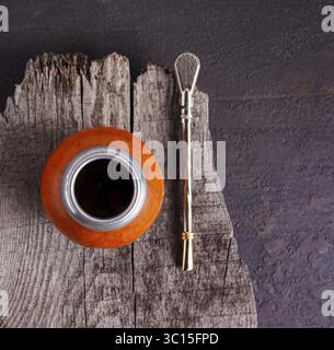 Calabash et bombilla pour le thé de maté uruguayen sur planche de bois Banque D'Images