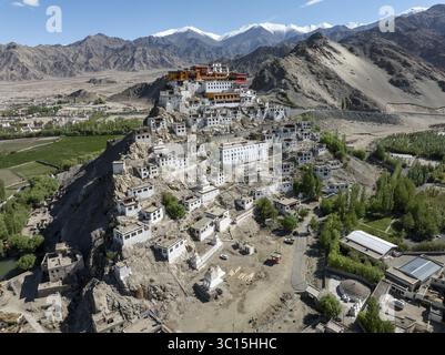 Vue aérienne de l'emblématique monastère Thiksey perché majestueusement au sommet d'une colline, projetant une silhouette sereine contre le paysage accidenté, Leh, Ladakh, I. Banque D'Images