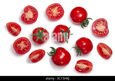 Globe du milieu, les tomates entières ou coupées en tranches, vue du dessus. Chemins de détourage, séparés de l'ombre Banque D'Images