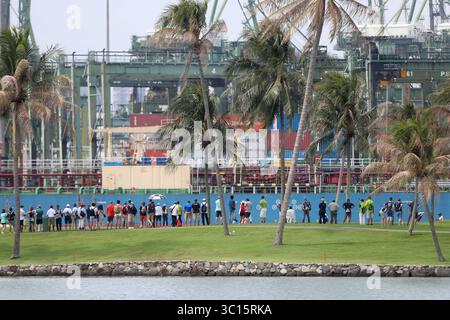 19 janvier 2019 - Singapour - les spectateurs de golf regardent les joueurs sur le 6ème trou lors de la troisième manche de l'Open de Singapour au Serapong course, Sentosa Golf Club. (Crédit image : © Paul Miller/ZUMA Wire) Banque D'Images