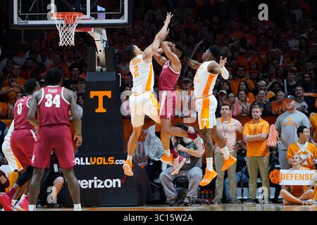 19 janvier 2019 : Grant Williams #2 et Admiral Schofield #5 des volontaires du Tennessee défendent contre la tentative de tir de Dazon Ingram #12 de l'Alabama Crimson Tide pendant le match de basket-ball de la NCAA entre les bénévoles de l'Université du Tennessee et l'Université de l'Alabama Crimson Tide à Thompson Boling Arena à Knoxville TN Tim Gangloff/CSM(crédit image : &copy ; Tim Gangloff/CSM via ZUMA Wire) Banque D'Images