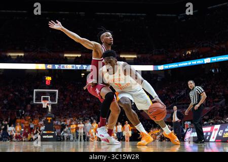 19 janvier 2019 : L'amiral Schofield #5 des volontaires du Tennessee se dirige vers le panier contre Dazon Ingram #12 de l'Alabama Crimson Tide pendant le match de basket-ball de la NCAA entre les bénévoles de l'Université du Tennessee et l'Université de l'Alabama Crimson Tide à Thompson Boling Arena à Knoxville TN Tim Gangloff/CSM(crédit image : &copy ; Tim Gangloff/CSM via ZUMA Wire) Banque D'Images