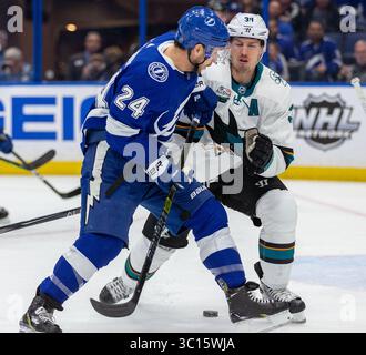 19 janvier 2019 : Ryan Callahan (24 ans) et les Sharks de San Jose centrent Logan Couture (39 ans) dans la première période pendant le match entre les Sharks de San Jose et le Lightning de Tampa Bay à l'Amalie Arena de Tampa, en Floride. Tampa Bay gagne 6-3. Del Mecum/CSM(image de crédit : &copy ; Del Mecum/CSM via ZUMA Wire) Banque D'Images